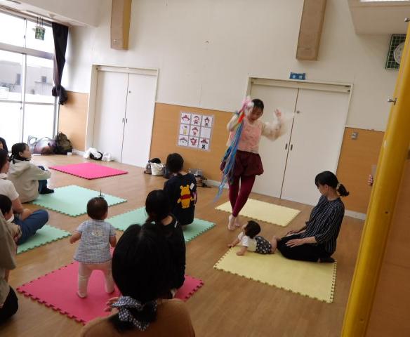 講師がコンテンポラリーダンスを踊る様子の写真