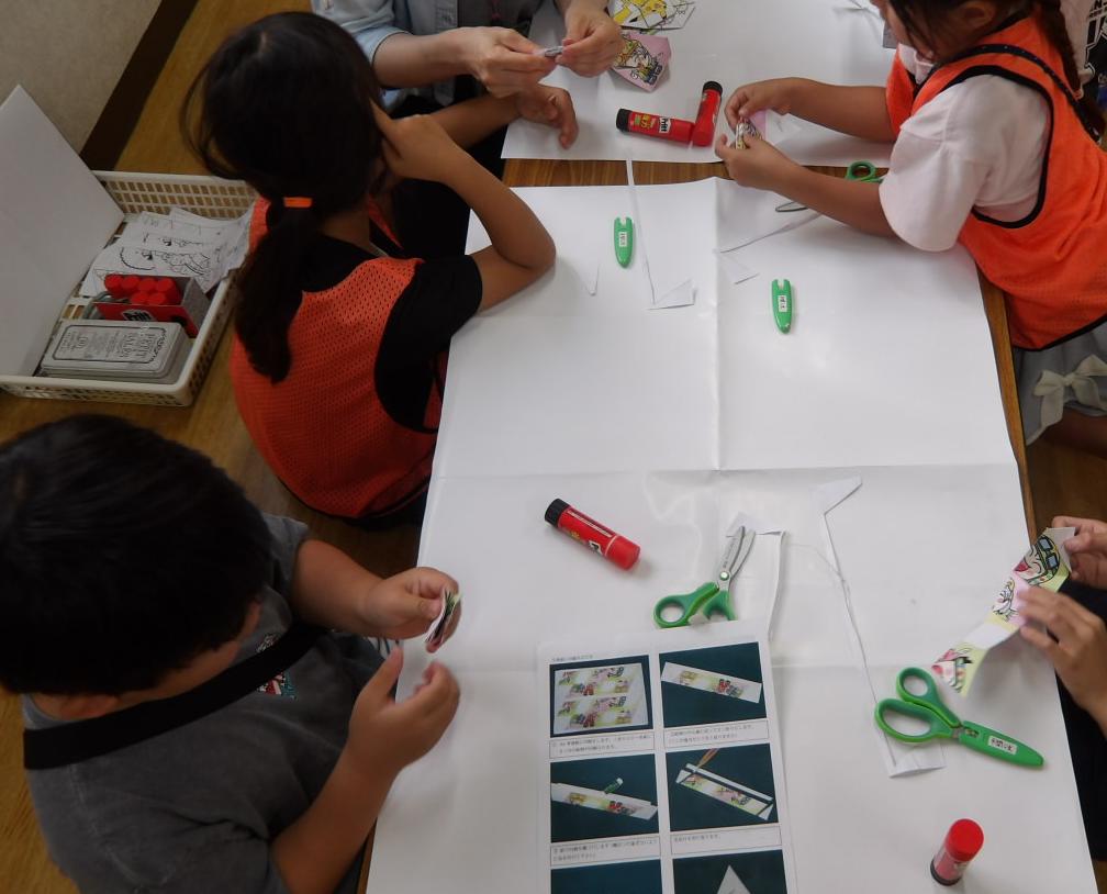 六角返しを作る児童の様子