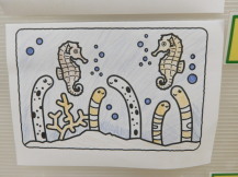 タツノオトシゴやチンアナゴなど海の様子が描かれたイラストの写真