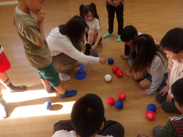 職員と子供達がボールの得点を数えている写真