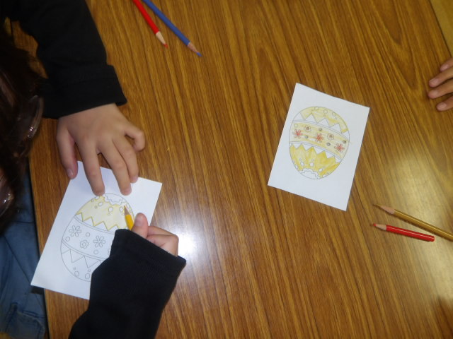 4月の3色チャレンジのぬりえ「イースターエッグ」を塗る小学生たちの写真