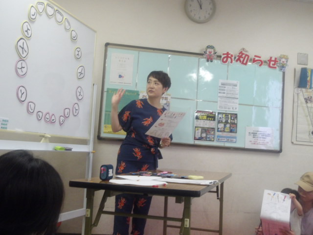 ホワイトボードを使って幼児親子さんに歯の説明をする講師の写真