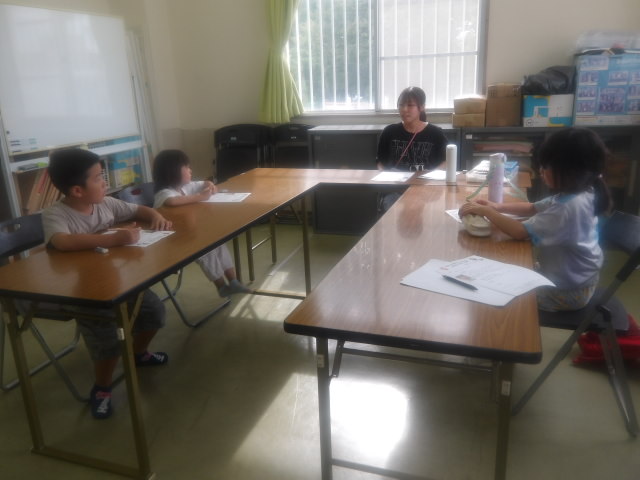 職員と一緒に会議を行い、自己紹介をする子供たちの写真