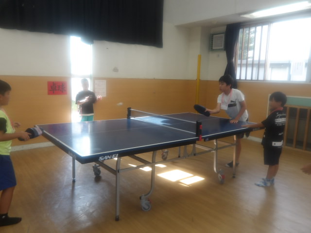 スリッパを使って卓球に挑戦する子供たちの写真