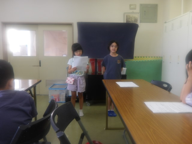 こぶんまつりの司会の練習をする子供たちの写真