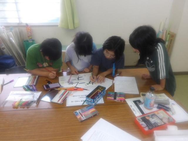 こぶんまつりに使用するポスターを作る子供たちの写真