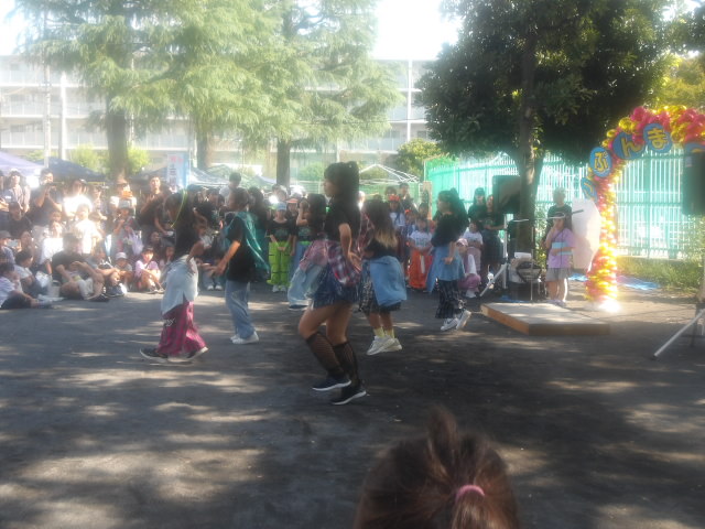 平間公園に設置された舞台ブースでダンスの発表をする子供たちの写真