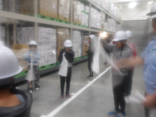 冷凍庫の中でタオルを振っている子供達の写真