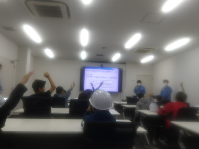 川崎港の職員の質問に手をあげる子供達の写真