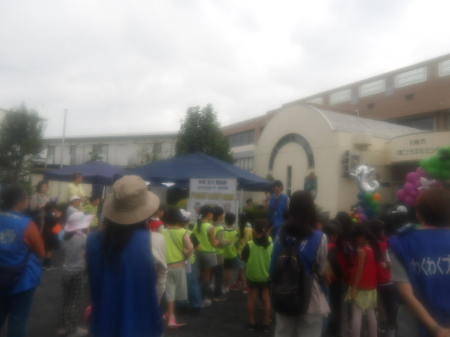 平間公園で行われたFUN!FAN！PARK2025の開会式に参加する子供達の写真