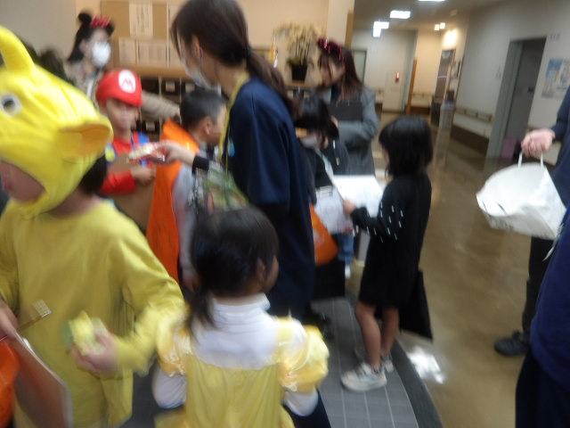 ひらまの里の職員にお菓子をもらう子供達の写真