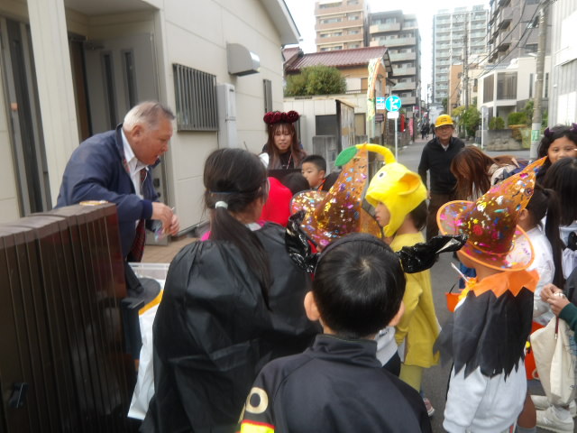第三町会の会長からお菓子をもらう子供達の写真