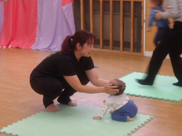 親子で身体遊びの写真