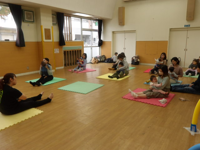 親子で身体遊びの写真