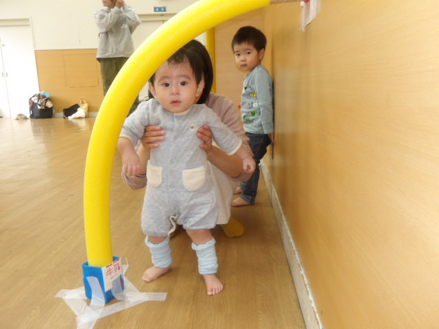 親子で身体遊びの写真