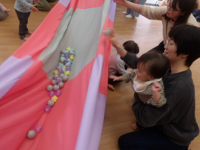 親子で身体遊びの写真