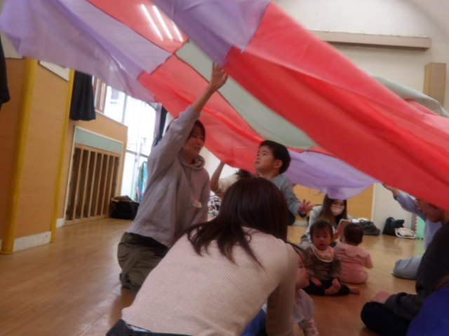 親子で身体遊びの写真