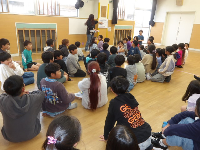 ドッジボール大会のルールを職員と一緒に確認する参加児童達の写真