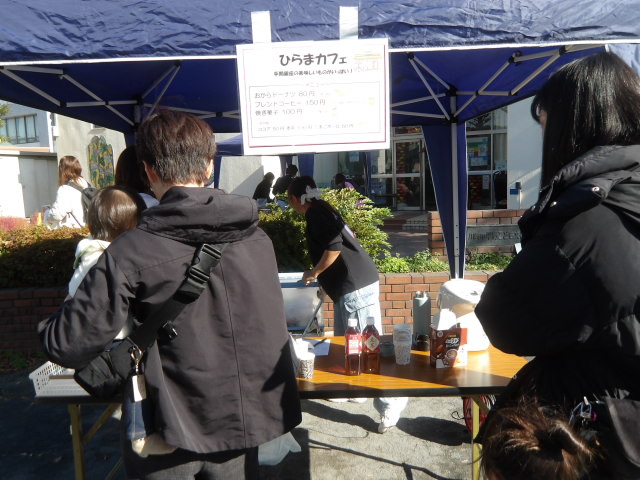 ひらまカフェにて商品を用意する職員と、受取を待つ幼児親子達の写真