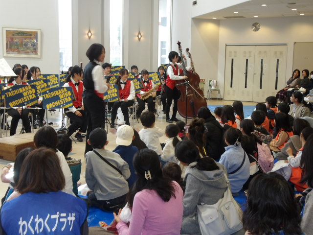 高校生達の楽器紹介を聴く参加者達の写真