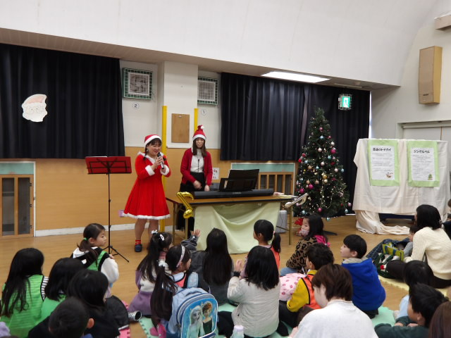 マイクを手に持ちながら話す講師達と講師の話を聞く参加者達の写真