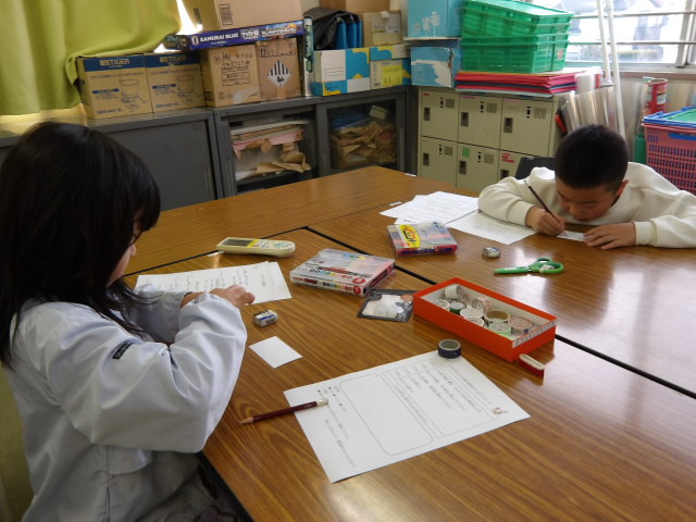 2階の学習室でおもちつきの日に使う名札を作る子ども実行委員の写真