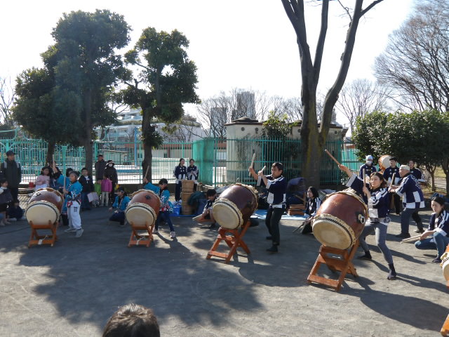 平間公園にて和太鼓を披露する、わんぱく少年団と祭音の写真