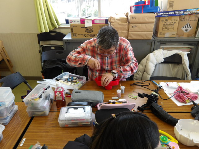 2階の学習室でおもちゃ病院の先生達が、壊れたおもちゃを直している写真