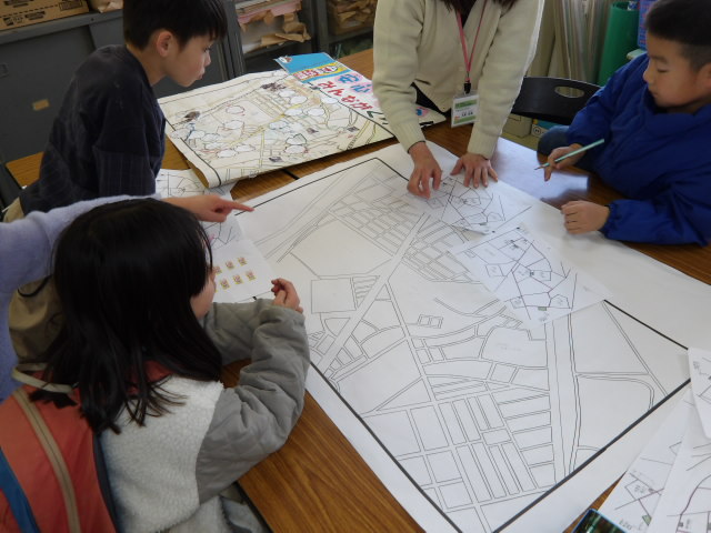 学習室にて、安全マップ作りの説明を受ける小学生達の写真