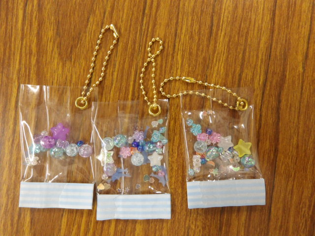 机の上に置いた完成した3つのシャカシャカキーホルダーの写真