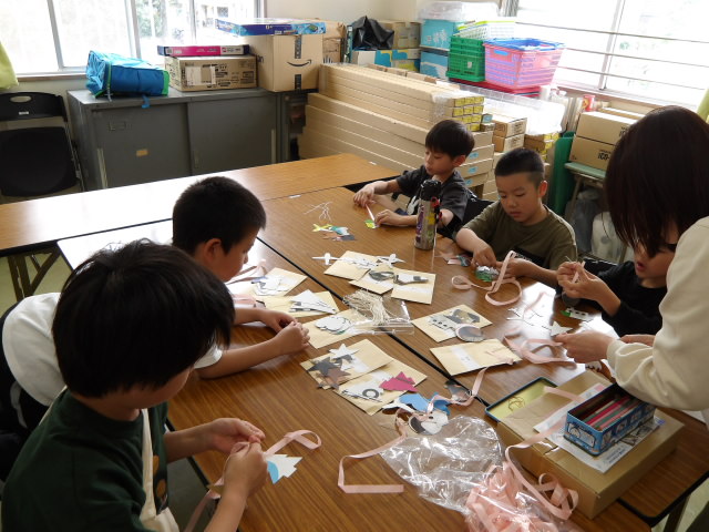 ガーランド作りをする児童