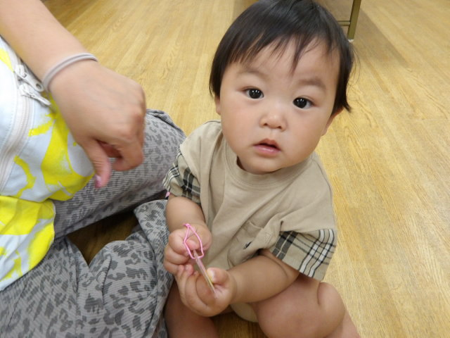 プラ板の完成品を持つ幼児の写真