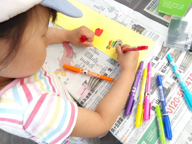 鉢を入れる箱をつくる幼児
