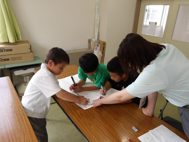 協力して掲示物を作る様子