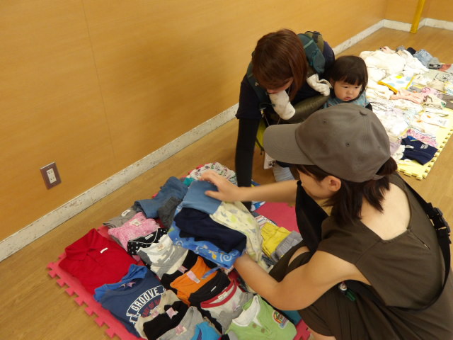 親子が服を選ぶ様子の写真
