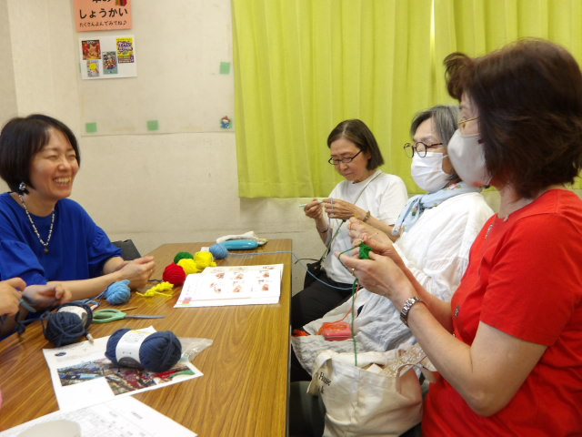 編み物ヤーンボ部の歓談の写真