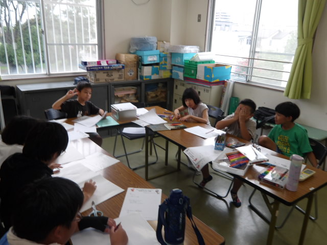 職員と一緒に会議を行い、話し合う子供たちの写真