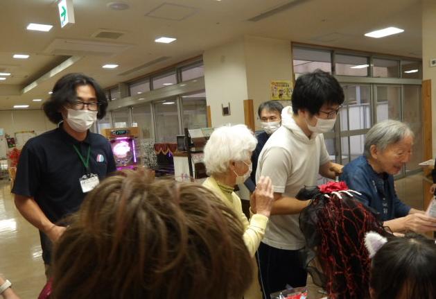 ひらまの里の職員にお菓子をもらう子供達の写真