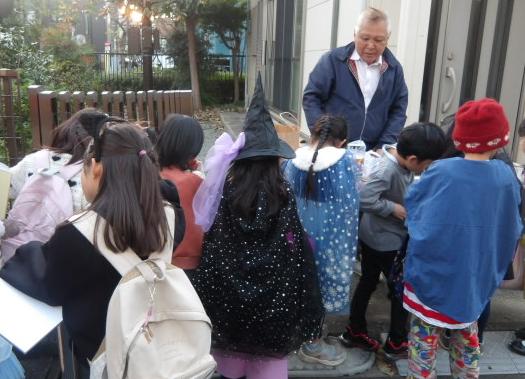 第三町会の会長からお菓子をもらう子供達の写真