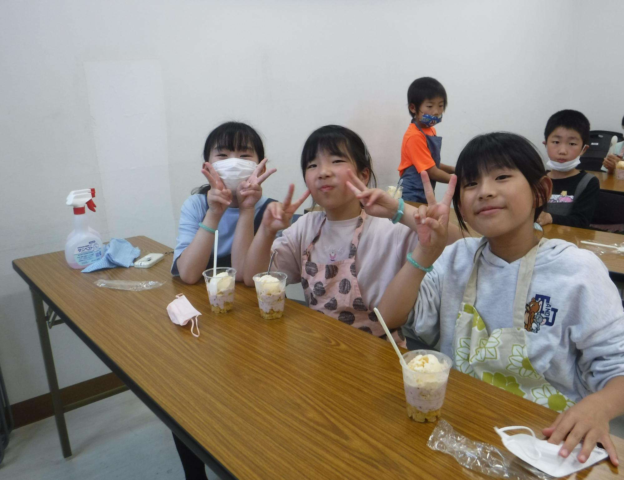 完成写真。みんなでピース
