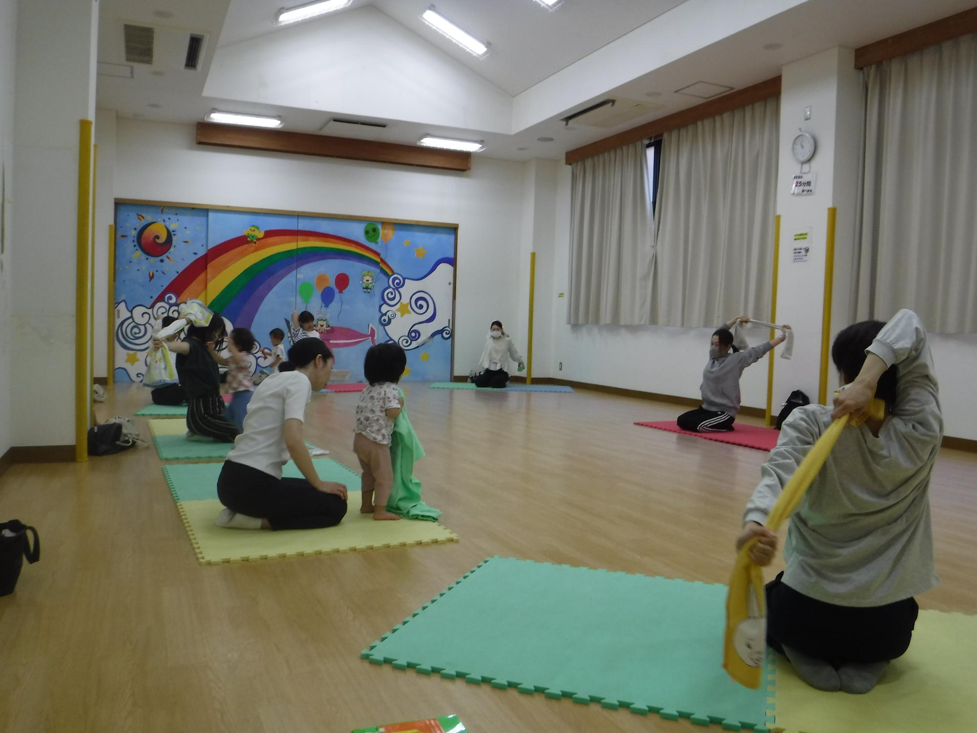 ストレッチ体操をしている写真