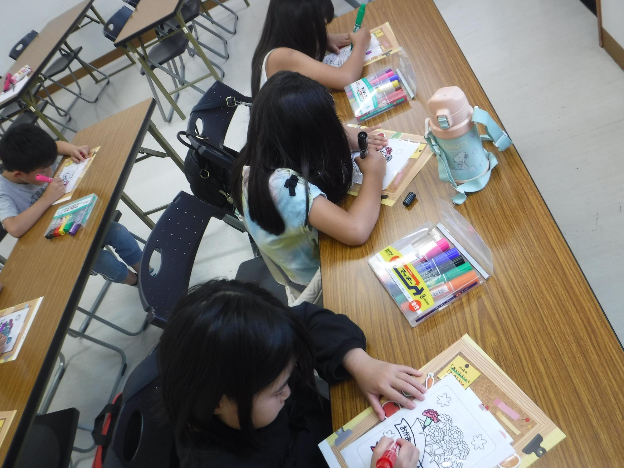 工作の絵をペンで描いている写真