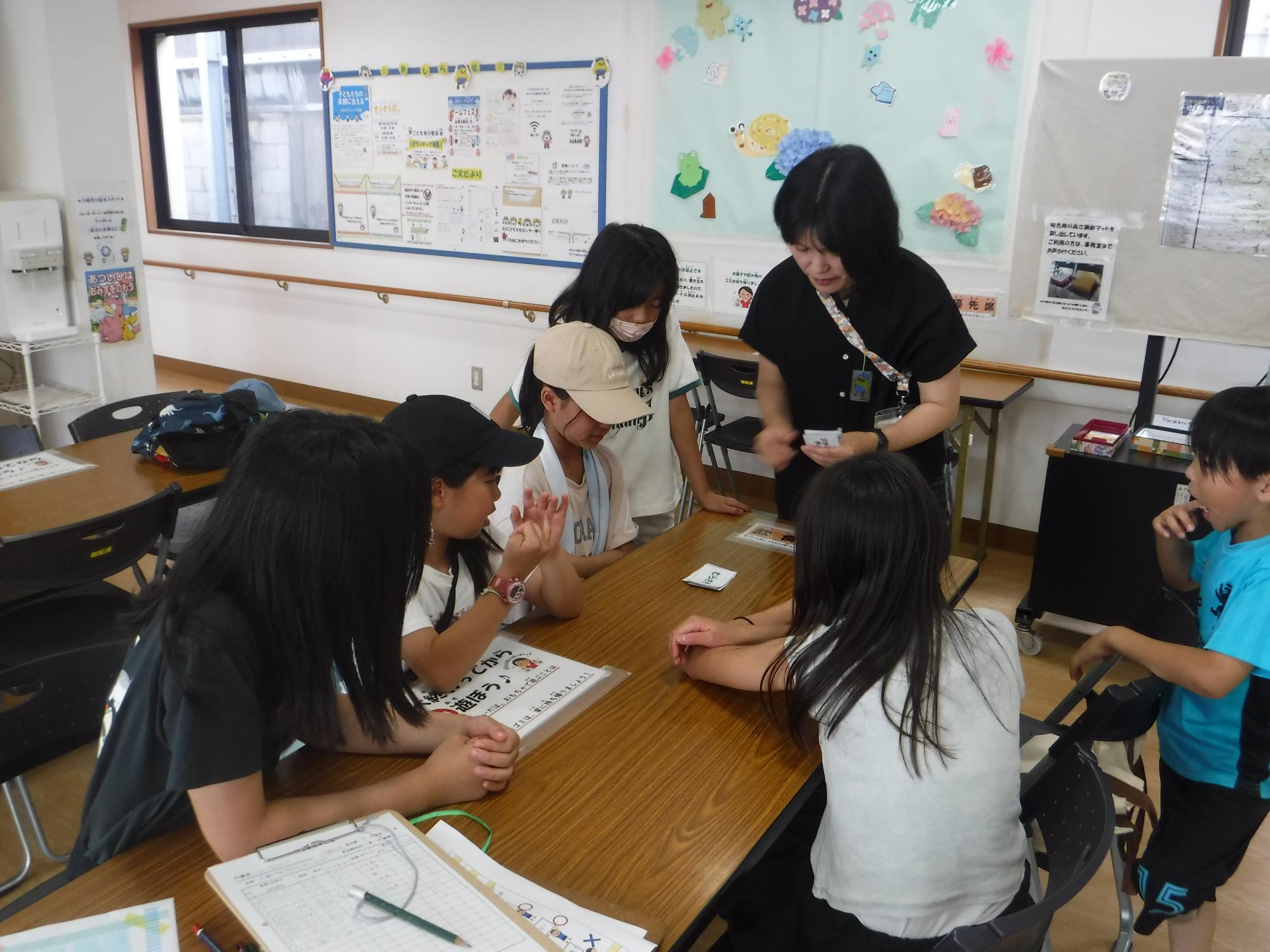 こども達と「いろともじ」を出題してチャレンジしている写真