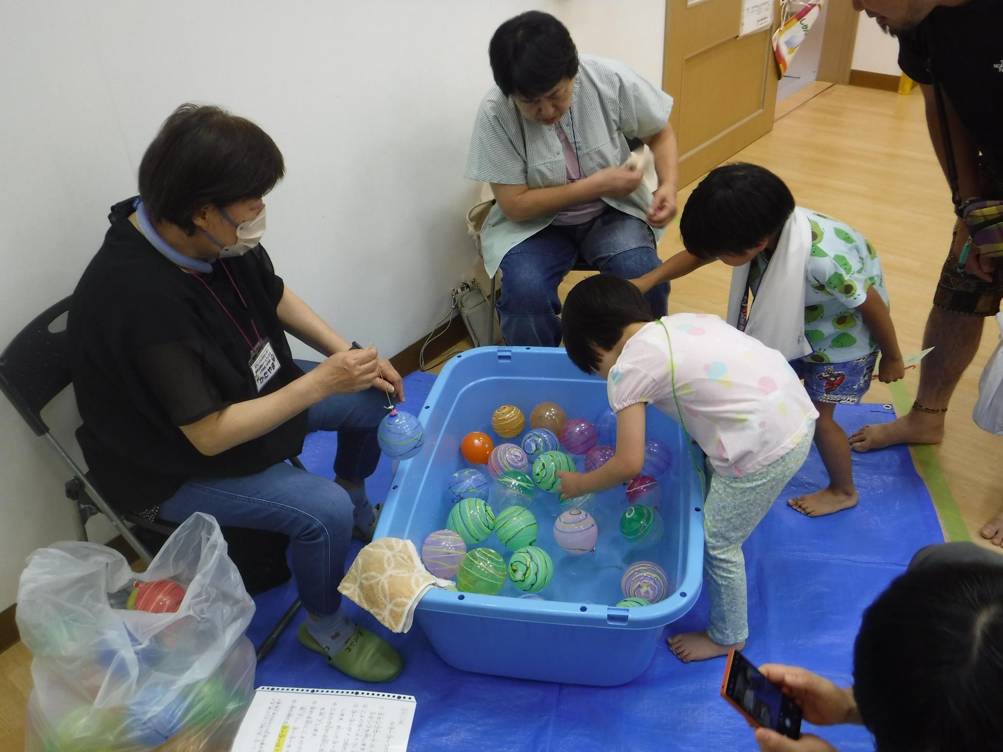 ヨーヨーつりをしているところ