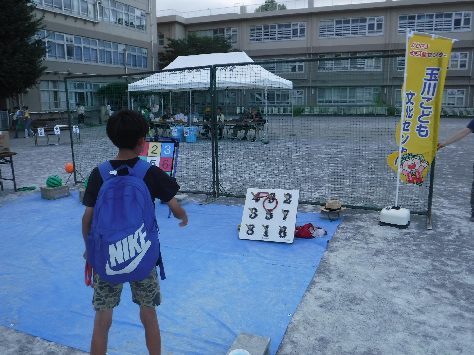 わなげをしている男の子の写真