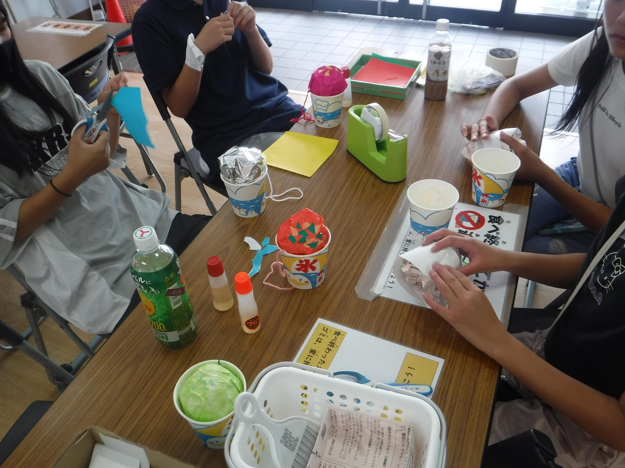 かき氷けん玉を作っている写真