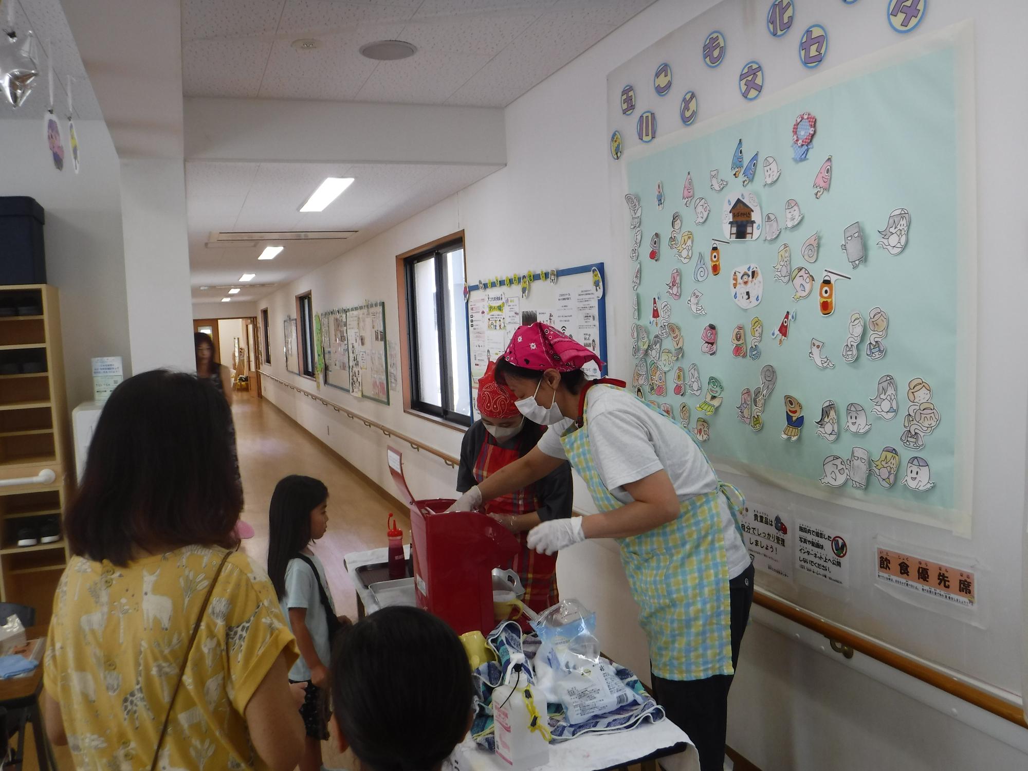 かき氷を作っている写真