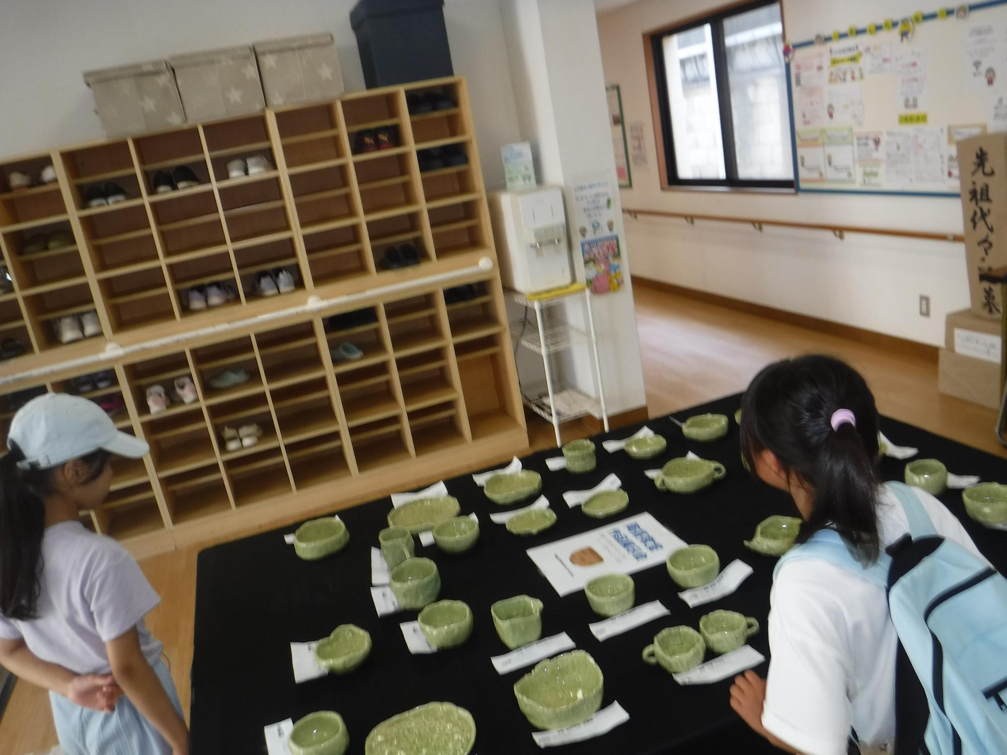こども達が作品を見ている写真