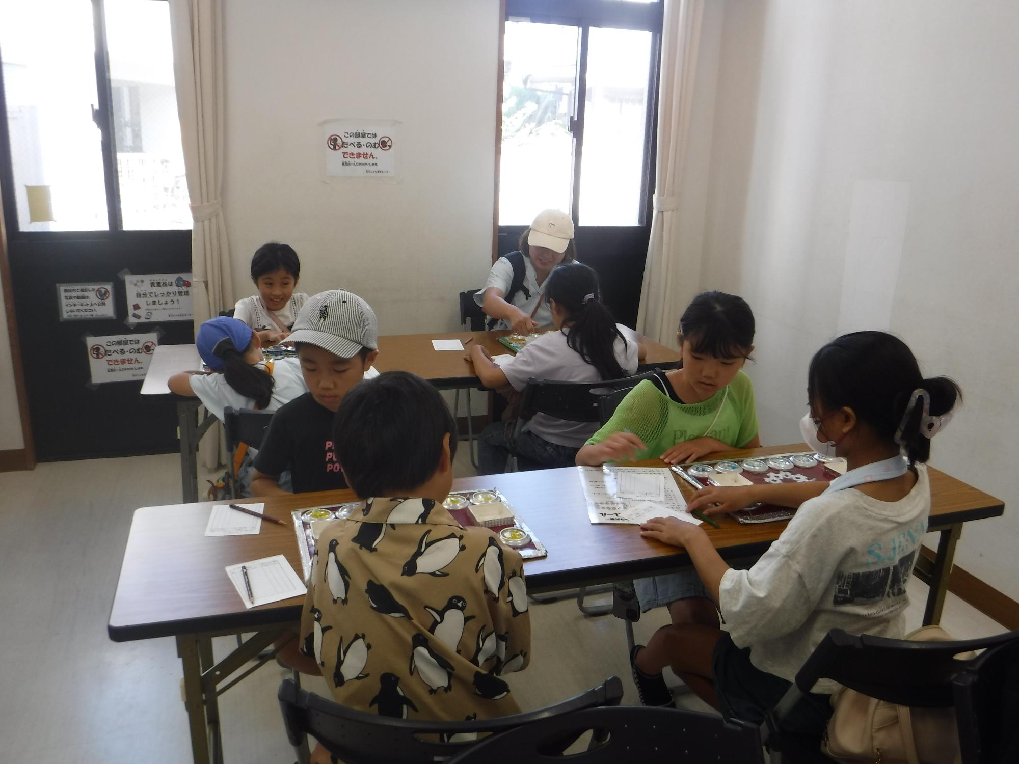 マンカラ大会の試合をしている写真