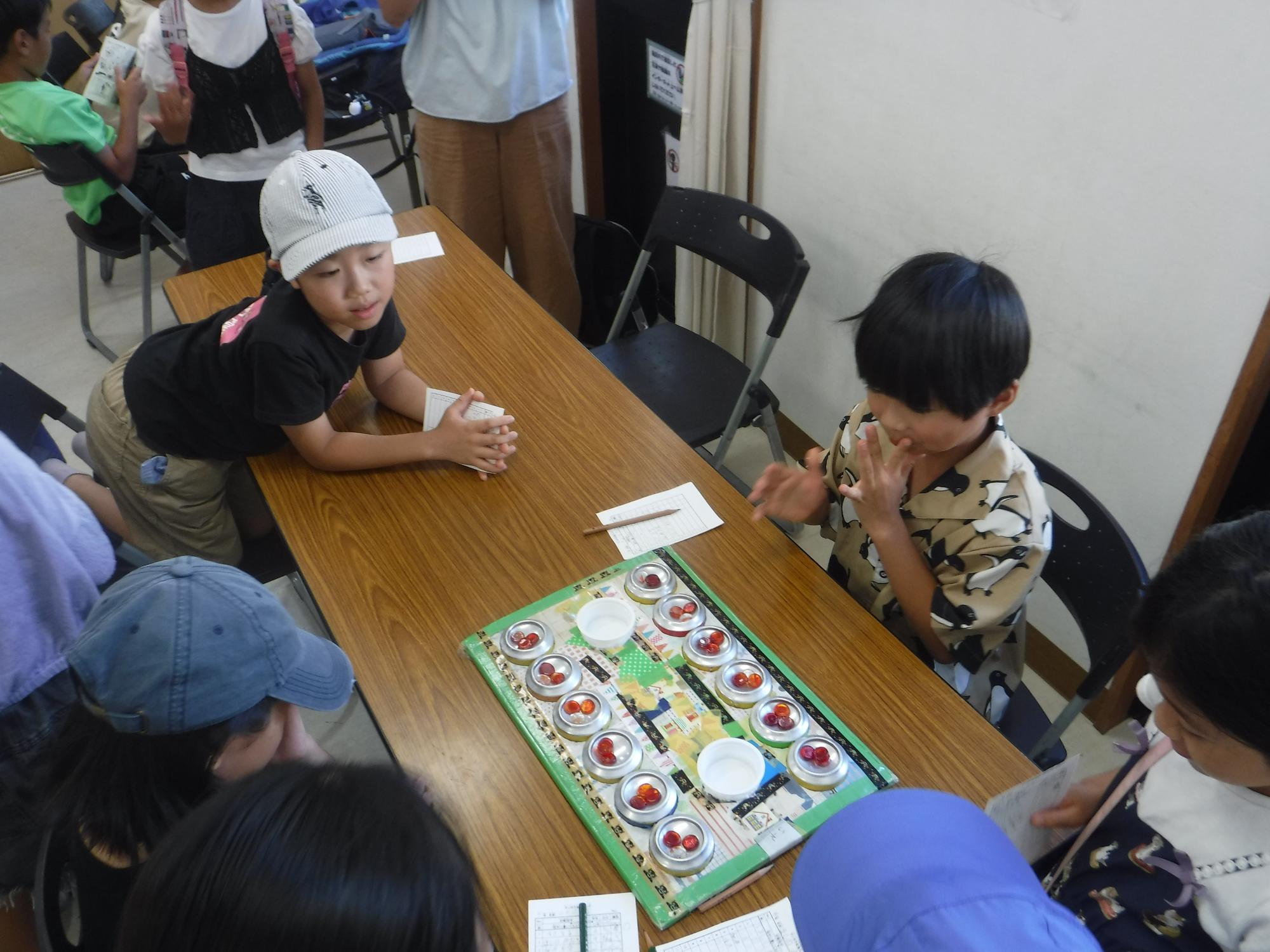 マンカラ大会の決勝戦の写真